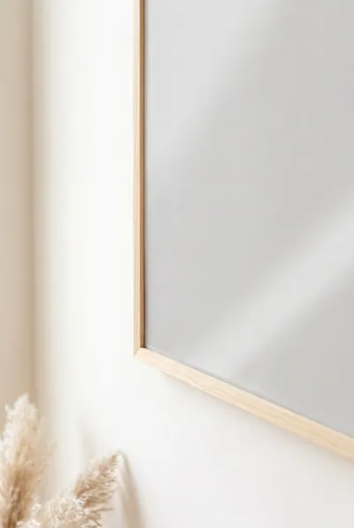 PVC resim çerçevesinin köşesi, şeffaf PET yüzey ve MDF arkalık açılı yakın çekim