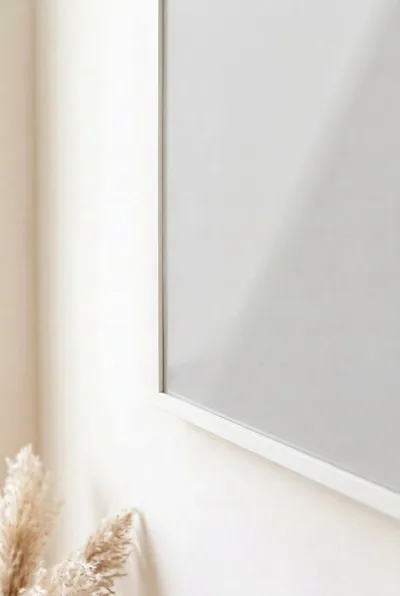 PVC resim çerçevesinin köşesi, şeffaf PET yüzey ve MDF arkalık açılı yakın çekim