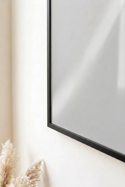 PVC resim çerçevesinin köşesi, şeffaf PET yüzey ve MDF arkalık açılı yakın çekim