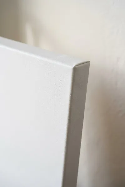 Kanvas tablonun galeri sarım kenarı, deri dokulu kumaş ve çam şase açılı yakın çekim