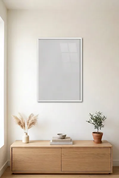 Duvarda ince beyaz çerçeveli, önü şeffaf PET'li boş poster şablonu